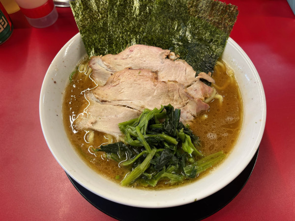 「大盛ラーメン　1050円」@家系ラーメン王道家直伝 との丸家 松飛台店の写真