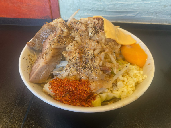 「汁なし豚3枚チーズ生卵麺増し」@夢の一歩 佐賀店の写真