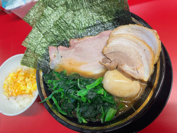 「直伝ラーメン＋半たまごまぶし」@家系ラーメン王道家直伝 との丸家 松飛台店の写真