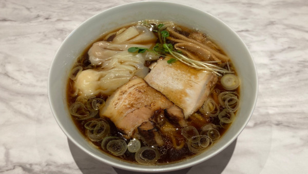 「肉・海老ワンタン麺（黒）」@Ramen  KURUMUの写真
