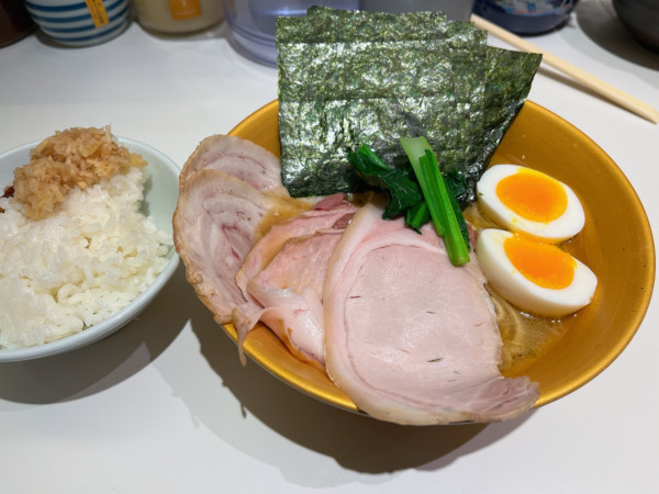 「革新家スペシャル＋高級のり＋ライス」@家系ラーメン 革新家 TOKYOの写真