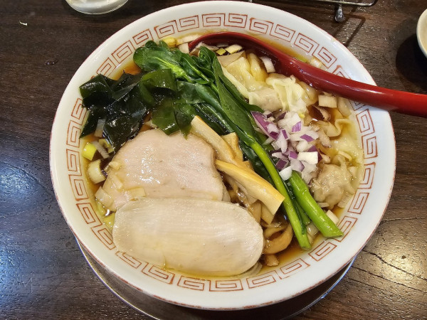 「生姜ワンタンそば」@立ち呑み居酒屋 金町製麺の写真