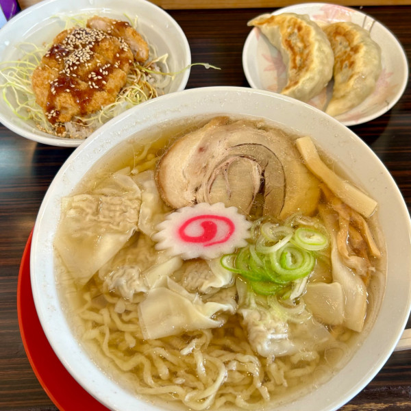 「ワンタンめん＋ジャンボ餃子２ケ＋ソースかつ丼」@餃子とらーめん専門店 中村屋 荒川沖店の写真