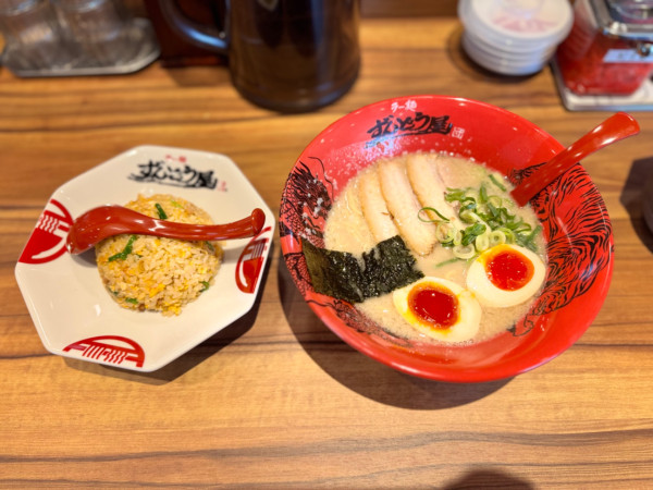 「味玉ラーメン(細麺)960円＋チャーハン(小)390円」@ラー麺 ずんどう屋 小平天神店の写真