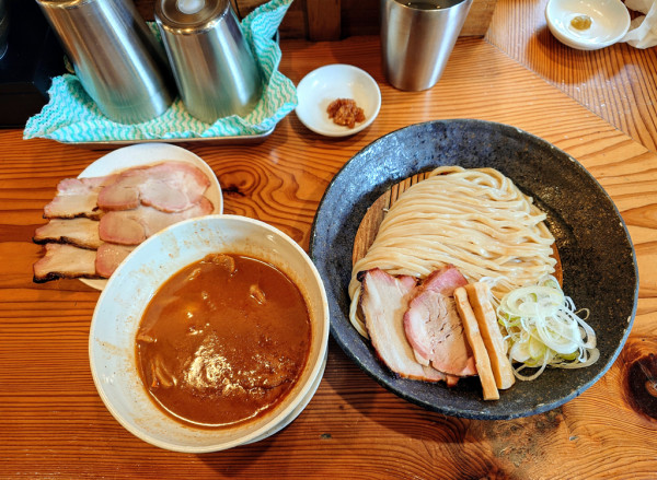 「辛つけ麺+燻しバラチャーシュー+燻しロースチャーシュー」@つけ麺 一滴の写真