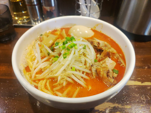 「辛味噌ラーメン大　味玉」@麺屋 茅根の写真