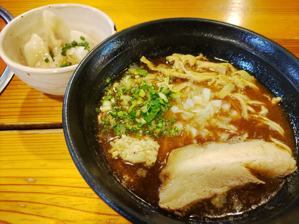 「和風鶏そば醤油 930円　ゆで餃子（冷）」@はりけんラーメン 南店の写真