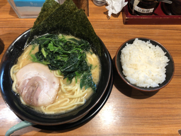「家系ラーメン 醤油 並」@横浜家系ラーメン 横浜道 新宿西口店の写真