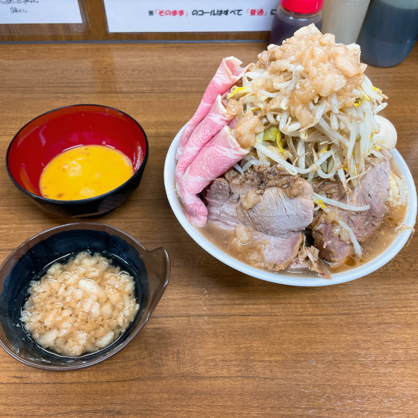 「小豚増しMIXヤサイ増しアブラ+生卵+味玉+南部せんべい」@ラーメンの店 どでん 北浦和店の写真