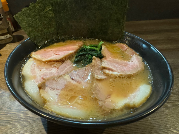 「ラーメン＋チャーシュー」@ラーメン 萩原家 藤沢店の写真
