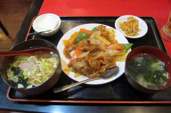 「酢豚の定食　850円＋半ラーメン　200円」@花彫酒家の写真