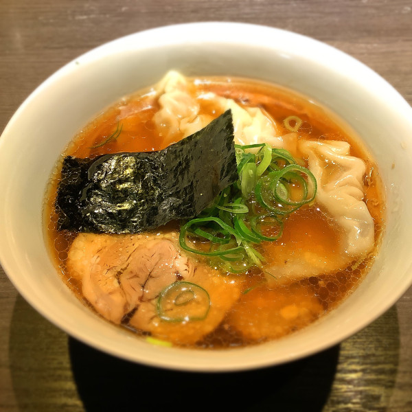 「醤油ワンタン麺　1500円」@支那そばや 本店の写真