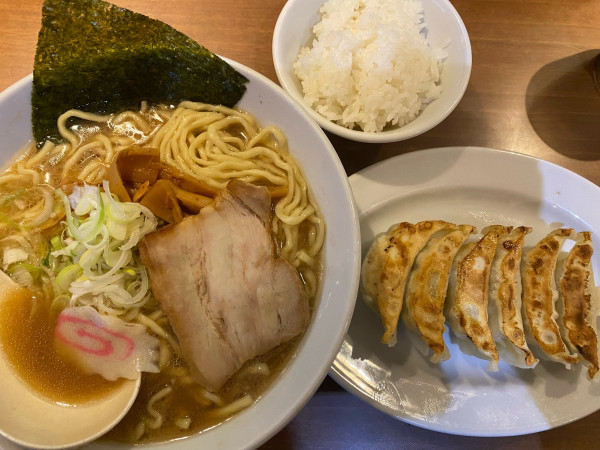 「ラーメン 650円+餃子セット250円（半ライス付）」@昌平ラーメンの写真