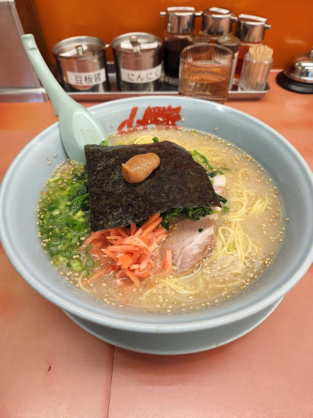 「朝ラーメン大盛紅しょうが無料tpほうれん草」@ラーメン山岡家 熊谷店の写真