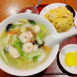 エビ麺と半チャーハン（800円）