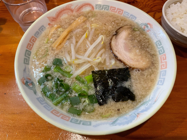 「ラーメン　半ライス」@中華そば専門店 木八 三島店の写真