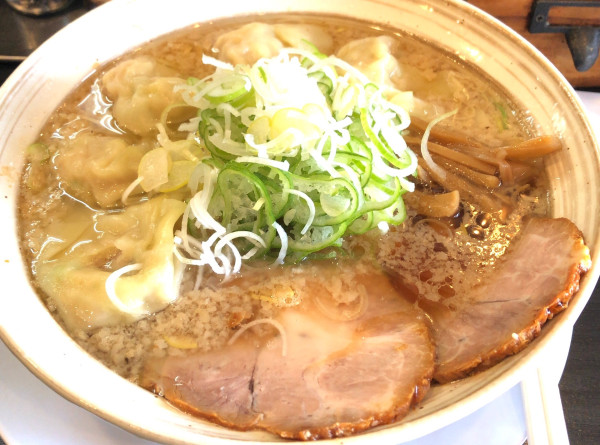 「醤油ワンタン麺　こってり　太麺」@ラーメン ROOTSの写真