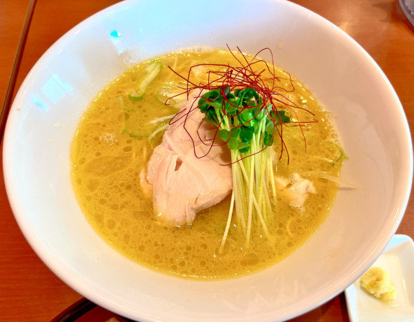 「鶏白湯ラーメン塩（900円）」@鶏白湯ラーメンぱいず 本店の写真