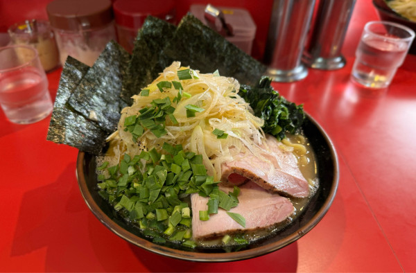 「昼飯セット¥900、ネギ¥150、生ニラ¥50」@どんとこい家の写真