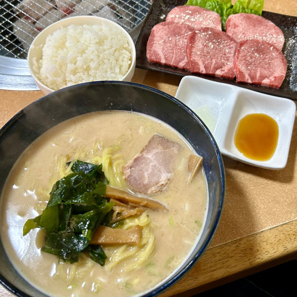 「豊進めん（ラー油抜き）＋上タン塩＋ライス」@豊進の写真