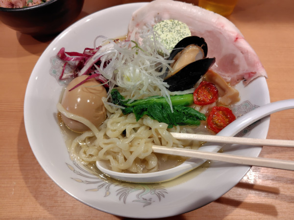 「[限定]4種の貝と地鶏の塩そば(味玉付)·炙りチャーシュー丼」@北千住煮干中華蕎麦 かれんの写真