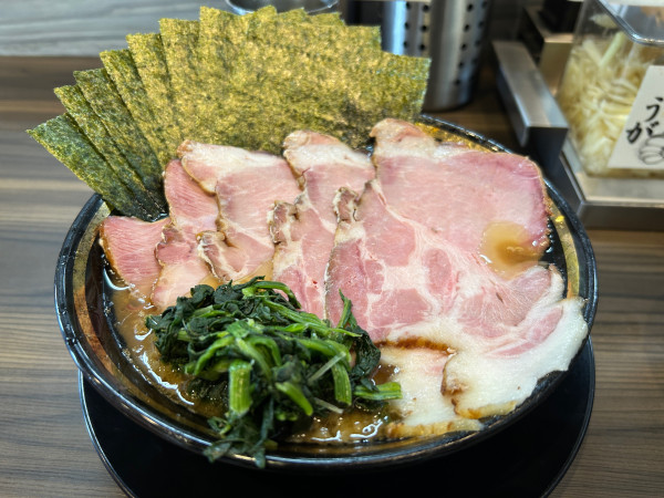「チャーシューメン5枚　のり　背脂　カタコイオオ」@家系ラーメン がくの写真