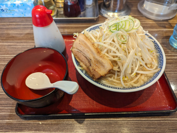 「富士ラーメン(醤油)ﾔｻｲﾏｼﾆﾝﾆｸﾅｼ」@優勝軒 麺や十兵衛 所沢店の写真