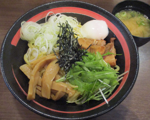 「温玉油そば（大盛）980円　※味噌汁付」@釜炊きとんこつ 品川製麺所 新宿2丁目店の写真