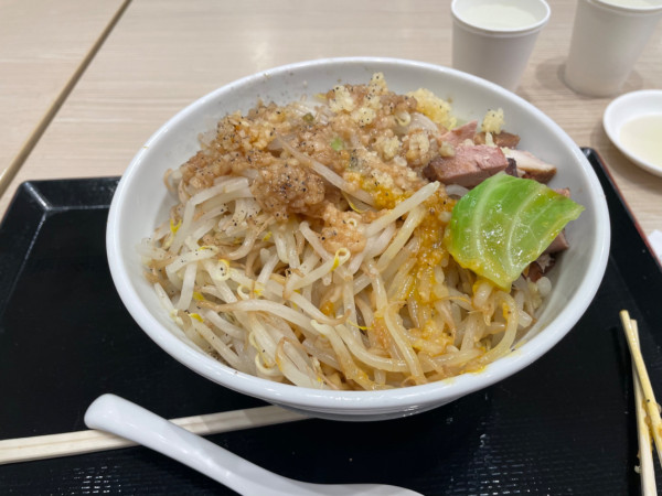 「豚まぜそば　野菜マシ」@江戸前煮干中華そば きみはん ららぽーと豊洲マリーナキッチン店の写真