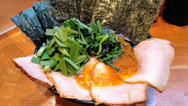 「チャーシューメン(麺硬め･味濃いめ)+海苔･生韮」@末廣家の写真