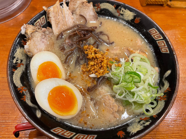 「半熟煮玉子ラーメン」@鹿児島ラーメン 豚とろ 鹿児島中央駅前店の写真