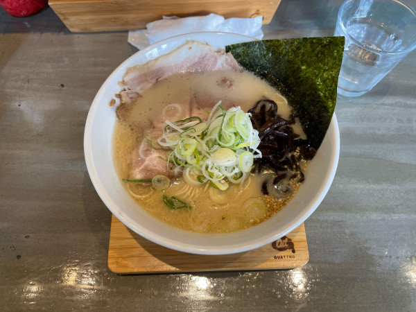 「豚骨ラーメン」@細麺屋 くわとろの写真