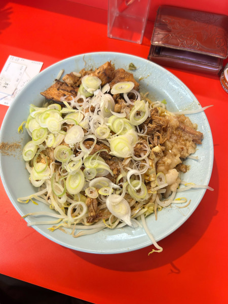 「まぜそば(1玉)・焼豚ほぐし・ネギ」@豚虎ラーメンの写真