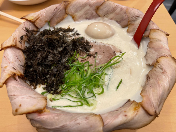 「≪博多系≫ 風神とんこつ咲き乱れチャーシュー」@麺道 しゅはり 伊丹店の写真