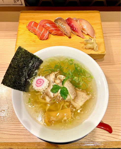 「利尻昆布と煮干の追いがつおラーメンと日替わり5貫」@すごい煮干ラーメン野毛 すし 釣りきんの写真