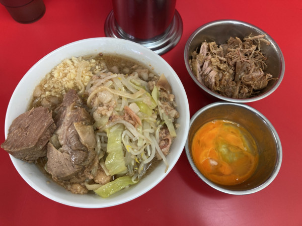 「小ラーメン少なめ＋豚ほぐし＋生卵」@ラーメン二郎 柏店の写真