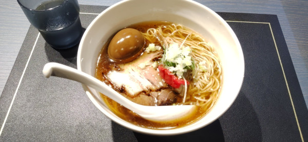 「コンソメらーめん（醤油）/味玉入　1100円」@Craft Ramen BiTの写真