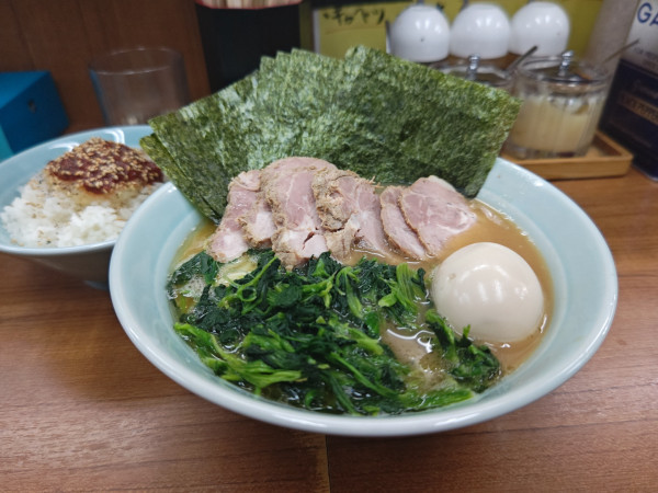 「極ラーメン並盛+サービスライス」@横浜ラーメン 武蔵家 北千住店の写真