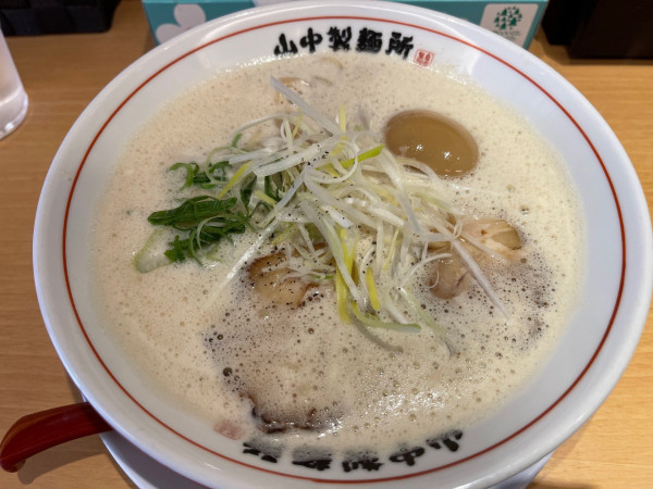 「鶏豚醤油らーめん」@やまなか製麺所の写真