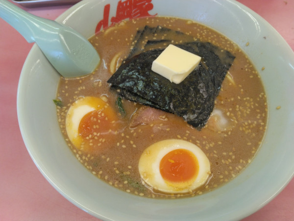 「味噌690円(クーポンで味玉＆バター無料)麺硬め味濃め油抜き」@ラーメン山岡家 花見川区店の写真
