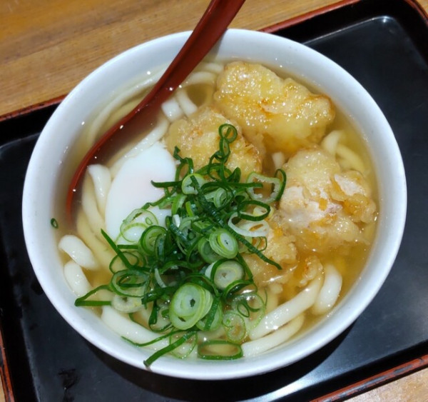 「とり天温玉うどん880円」@食事処 ニュー因幡の写真