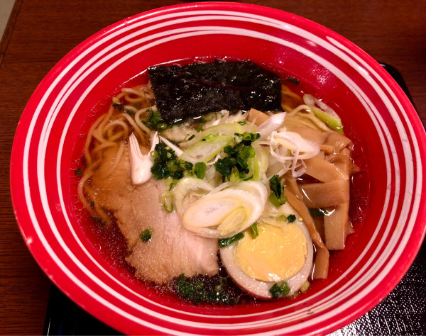 「醤油ラーメン７９０円　麺大盛り１５０円」@万葉倶楽部 横浜みなとみらい お食事処の写真