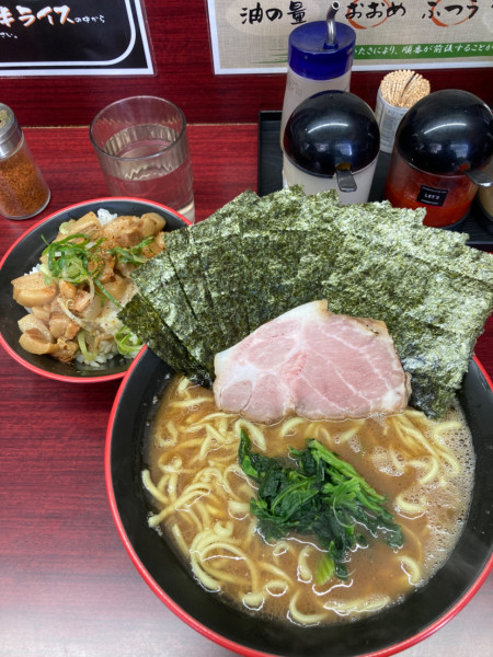 「ラーメン大盛+のり増し+トッピングC（背脂丼）」@麺家 紫極 大泉学園店の写真