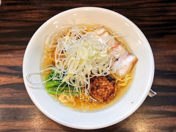 「ヒラスズキ出汁の鮮魚塩らーめん、など」@稲荷屋の写真