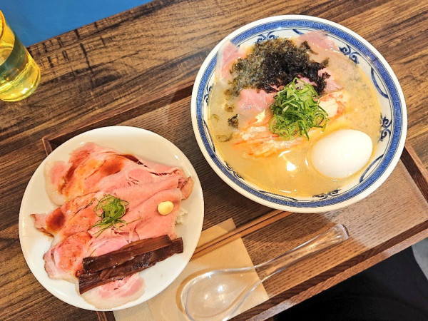 「カニラーメン、味玉、肉丼」@むかん 初台の写真