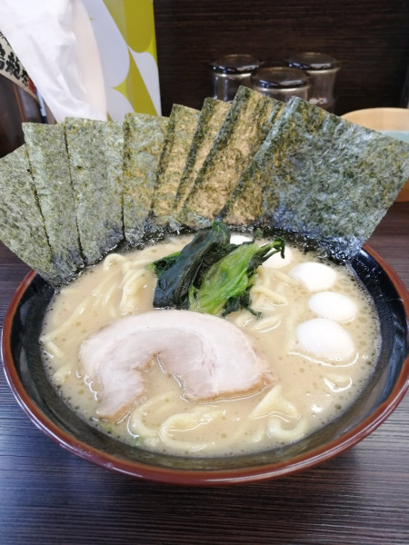 「ラーメン(うずら、海苔)」@横浜家系ラーメン 大黒家の写真