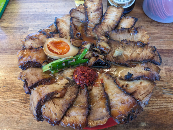 「焼豚ラーメン 肉盛 にんにく 半辛」@焼豚ラーメン 三條 葛飾店の写真