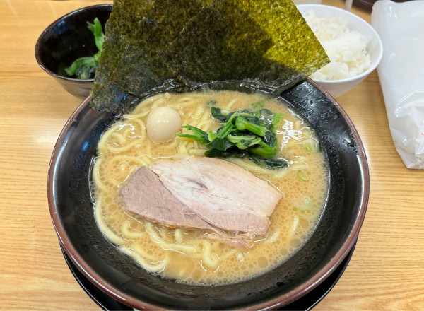 「醤油ラーメン＋ほうれん草＋ライス」@横浜家系ラーメン 宮本商店 ひたちなか店の写真