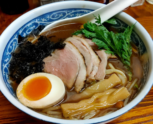 「ほんのりと煮干し香る鴨の赤だし極太中華そば（1,200円）」@中華そば よしかわの写真