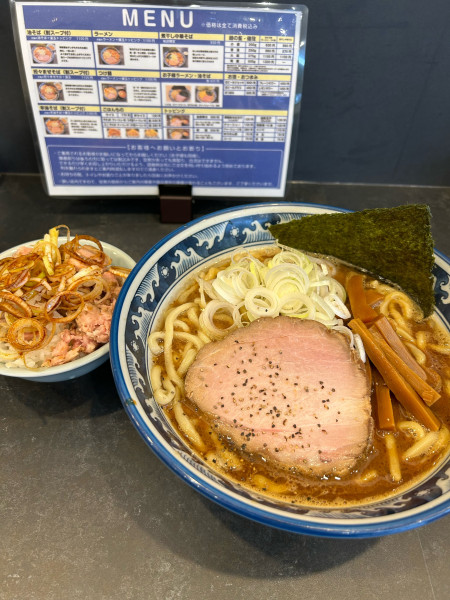 「ラーメン（普通）＋ミニチャーシュー丼」@兎に角 柏店の写真